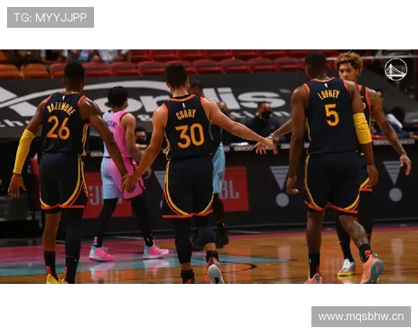 库里今天在训练场又带了几个豪车司机的排场，这套路我服了！