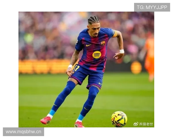 拉菲尼亚身价上亿穿着顶级球鞋排路边摊，旁边大妈表情绝了