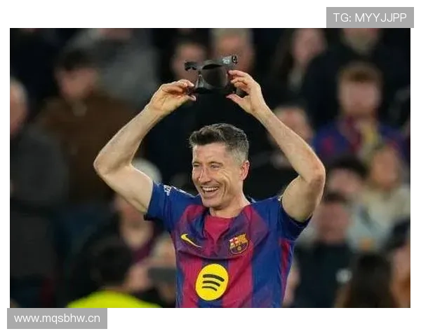 莱万每天五点起床练射门，老婆说他连做梦都在找球门